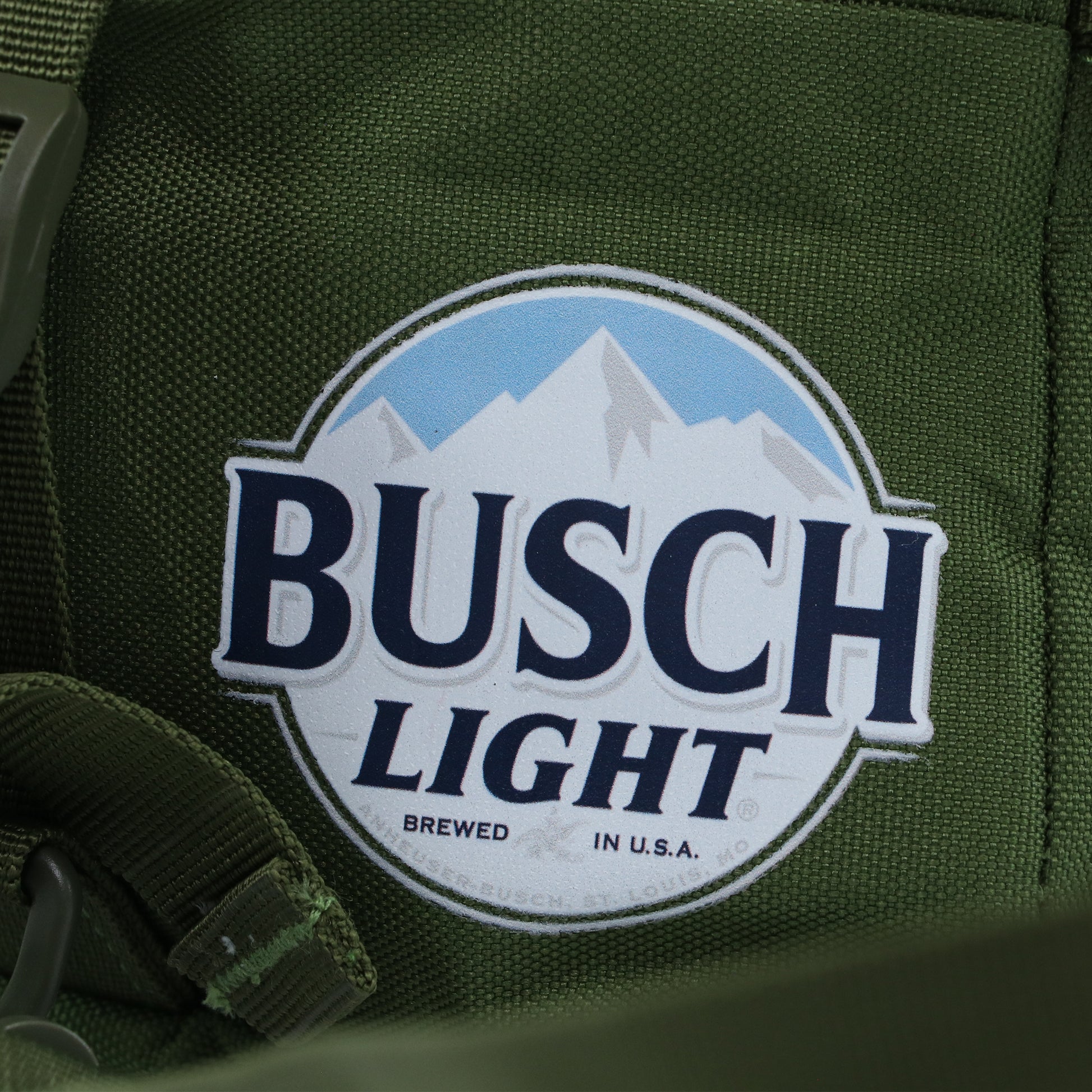 busch-light-fishing-backpack-green-detail